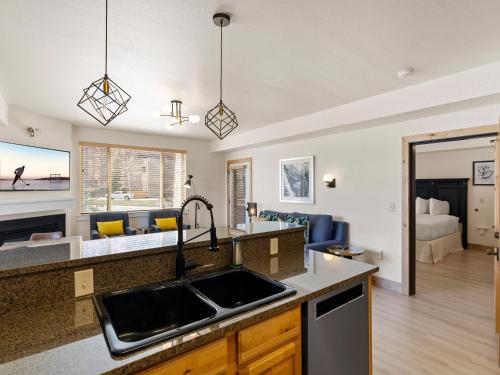 Kitchen, Silverado Lodge in Park City (UT) Kitchen, Silverado Lodge in Park City (UT)