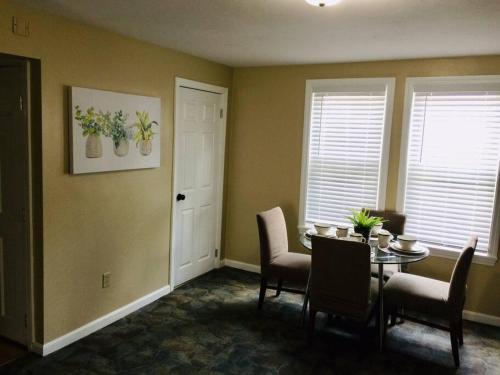 Comfy Easeful Two Bed Apartment 30 min to Boston in Brockton Comfy Easeful Two Bed Apartment 30 min to Boston in Brockton