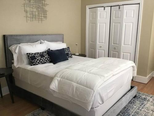 Comfy Easeful Two Bed Apartment 30 min to Boston in Brockton Comfy Easeful Two Bed Apartment 30 min to Boston in Brockton