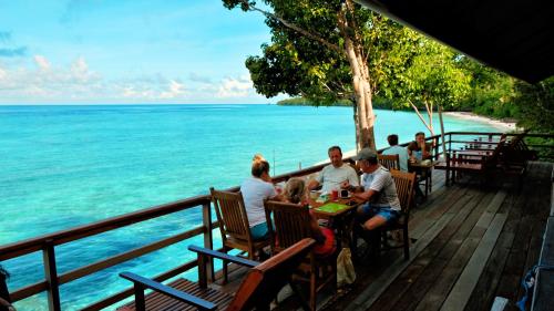 Restaurant, Maratua Guesthouse in Maratua Teluk Harapan Restaurant, Maratua Guesthouse in Maratua Teluk Harapan