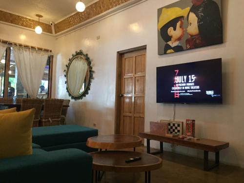 共用Lounge/電視區, 古尼古尼青年旅舍 (GUNI GUNI HOSTEL) in 巴拉望 共用Lounge/電視區, 古尼古尼青年旅舍 (GUNI GUNI HOSTEL) in 巴拉望