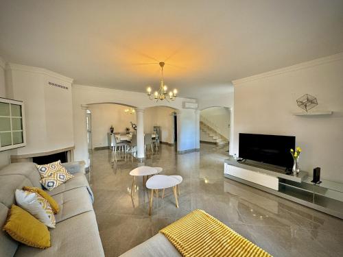 ห้องส่วนกลางสำหรับนั่งเล่น/ดูทีวี, Quarteira Premium Villa With Pool by Homing in คาตีรา ห้องส่วนกลางสำหรับนั่งเล่น/ดูทีวี, Quarteira Premium Villa With Pool by Homing in คาตีรา