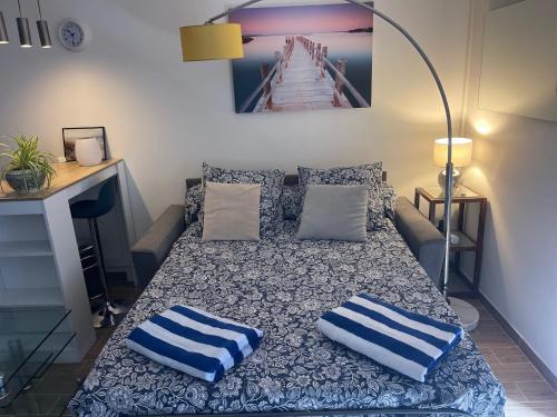 Bed, Joli studio vue mer, piscine, Tennis, Parking in Maure Bed, Joli studio vue mer, piscine, Tennis, Parking in Maure