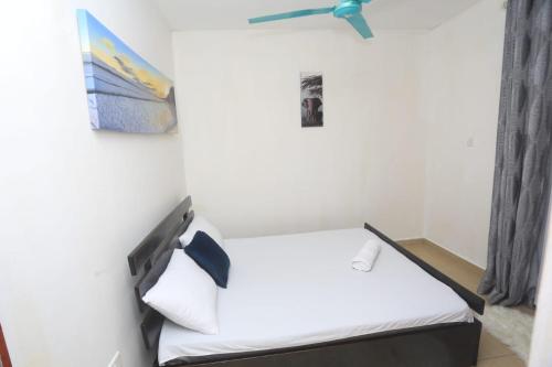 One bedroom fully furnished apartment at bamburi in Момбаса One bedroom fully furnished apartment at bamburi in Момбаса
