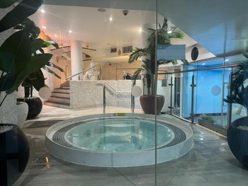 Hot tub, Rafayel Hotel & Spa in Wandsworth Hot tub, Rafayel Hotel & Spa in Wandsworth