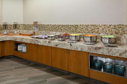 Comida y bebida, DoubleTree by Hilton Kansas City - Overland Park in Overland Park (KS) Comida y bebida, DoubleTree by Hilton Kansas City - Overland Park in Overland Park (KS)
