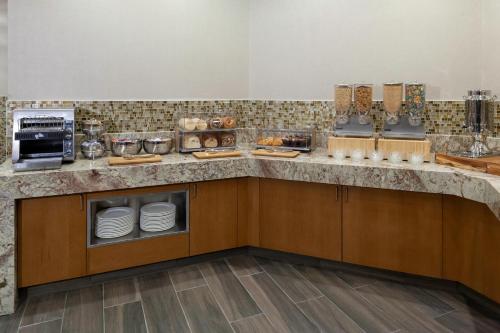 Comida y bebida, DoubleTree by Hilton Kansas City - Overland Park in Overland Park (KS) Comida y bebida, DoubleTree by Hilton Kansas City - Overland Park in Overland Park (KS)