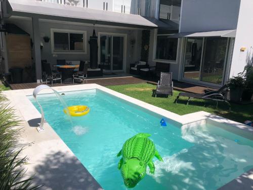Casa Luxo com piscina a 500 metros da praia in Cachoeira do Bom Jesus Casa Luxo com piscina a 500 metros da praia in Cachoeira do Bom Jesus