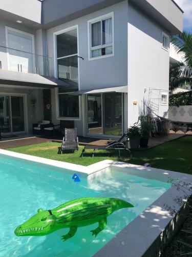 Casa Luxo com piscina a 500 metros da praia in Cachoeira do Bom Jesus Casa Luxo com piscina a 500 metros da praia in Cachoeira do Bom Jesus