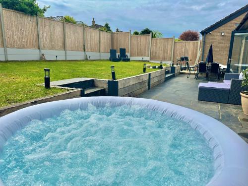 bubbelbad, Spacious Modern Bungalow with Garden, Hot Tub, Gas BBQ and SKY Sports! in Littledown and Iford bubbelbad, Spacious Modern Bungalow with Garden, Hot Tub, Gas BBQ and SKY Sports! in Littledown and Iford