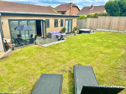 tuin, Spacious Modern Bungalow with Garden, Hot Tub, Gas BBQ and SKY Sports! in Littledown and Iford tuin, Spacious Modern Bungalow with Garden, Hot Tub, Gas BBQ and SKY Sports! in Littledown and Iford