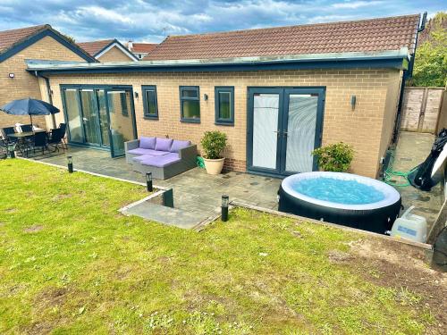 tuin, Spacious Modern Bungalow with Garden, Hot Tub, Gas BBQ and SKY Sports! in Littledown and Iford tuin, Spacious Modern Bungalow with Garden, Hot Tub, Gas BBQ and SKY Sports! in Littledown and Iford