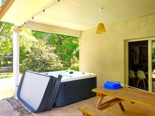 Garden, Le Parc Jean Edouard - Spa avec jacuzzi prive - Superbe villa 4 chambres - 9 couchages - 6 lits - Po in Bressols Garden, Le Parc Jean Edouard - Spa avec jacuzzi prive - Superbe villa 4 chambres - 9 couchages - 6 lits - Po in Bressols