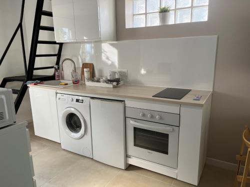 Kitchen, Maison de 40m2,Clim, Wifi, jardin et parking in Les Caillols Kitchen, Maison de 40m2,Clim, Wifi, jardin et parking in Les Caillols