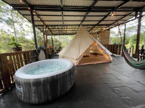 ג'קוזי, Glamping Anturios in וואלה דה אנגלס ג'קוזי, Glamping Anturios in וואלה דה אנגלס