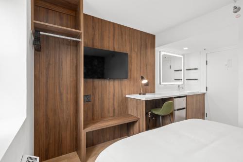 Uptown Inn by Vantaggio Suites near Old Globe Theatre Uptown Inn by Vantaggio Suites near Old Globe Theatre