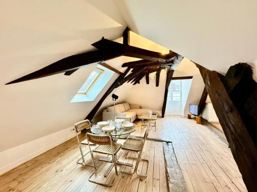 Facilities, Le Loft - By BEST KEYS - Prestige - Vue Cathedrale - Poutres Apparentes - Baignoire Ilot - Centre Vi in Sens Facilities, Le Loft - By BEST KEYS - Prestige - Vue Cathedrale - Poutres Apparentes - Baignoire Ilot - Centre Vi in Sens