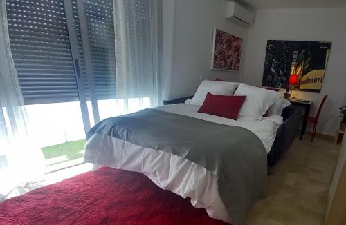 El estudio de las mariposas,sofa cama , cocina y baño