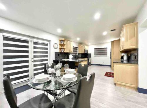 Facilities, Renovated Grand Villa Paradise Amazing pool, BBQ & Ping Pong in Westwood Lakes Facilities, Renovated Grand Villa Paradise Amazing pool, BBQ & Ping Pong in Westwood Lakes