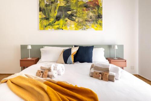 Bed, New Elegant 2 bedroom Apt. near Parco 2 Giugno in Poggiofranco Bed, New Elegant 2 bedroom Apt. near Parco 2 Giugno in Poggiofranco