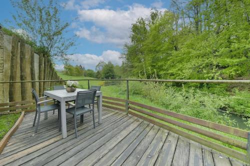 Terraza/balcón, Gîte Insolite Troglogîte - Pour 5 en pleine nature (Gite Insolite Troglogite - Pour 5 en pleine nature) in Mayenne Terraza/balcón, Gîte Insolite Troglogîte - Pour 5 en pleine nature (Gite Insolite Troglogite - Pour 5 en pleine nature) in Mayenne