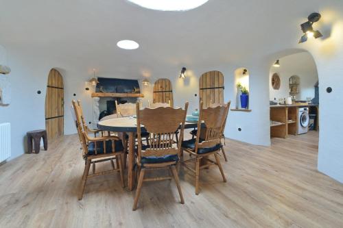 Instalaciones, Gîte Insolite Troglogîte - Pour 5 en pleine nature (Gite Insolite Troglogite - Pour 5 en pleine nature) in Mayenne Instalaciones, Gîte Insolite Troglogîte - Pour 5 en pleine nature (Gite Insolite Troglogite - Pour 5 en pleine nature) in Mayenne