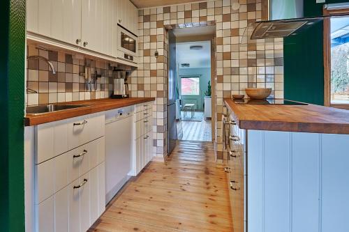 Cosy cabin w fireplace 3 mins from Soderasen Park in Ljungbyhed Cosy cabin w fireplace 3 mins from Soderasen Park in Ljungbyhed