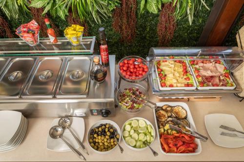 Food and beverages, Cosmopolita Hotel Rome, Tapestry Collection by Hilton in Colosseum and Foro Romano Food and beverages, Cosmopolita Hotel Rome, Tapestry Collection by Hilton in Colosseum and Foro Romano