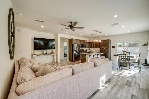 Charming Bakersfield Home with Yard and Patio! in นอร์ทเบเคอร์สฟิลด์ Charming Bakersfield Home with Yard and Patio! in นอร์ทเบเคอร์สฟิลด์