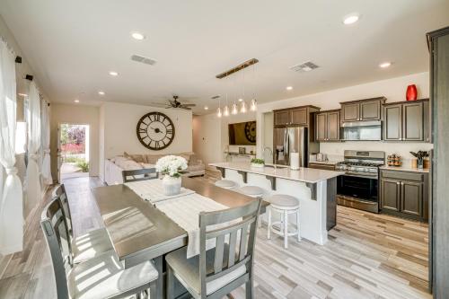 Charming Bakersfield Home with Yard and Patio! in นอร์ทเบเคอร์สฟิลด์ Charming Bakersfield Home with Yard and Patio! in นอร์ทเบเคอร์สฟิลด์