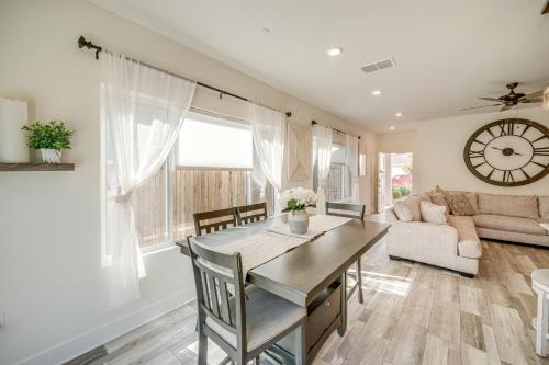 Charming Bakersfield Home with Yard and Patio! in นอร์ทเบเคอร์สฟิลด์ Charming Bakersfield Home with Yard and Patio! in นอร์ทเบเคอร์สฟิลด์