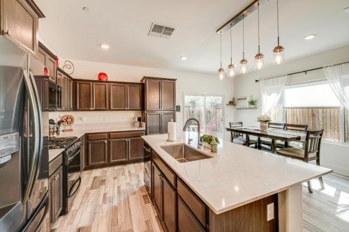 Charming Bakersfield Home with Yard and Patio! in นอร์ทเบเคอร์สฟิลด์ Charming Bakersfield Home with Yard and Patio! in นอร์ทเบเคอร์สฟิลด์