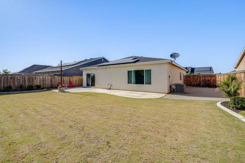 Charming Bakersfield Home with Yard and Patio! in นอร์ทเบเคอร์สฟิลด์ Charming Bakersfield Home with Yard and Patio! in นอร์ทเบเคอร์สฟิลด์