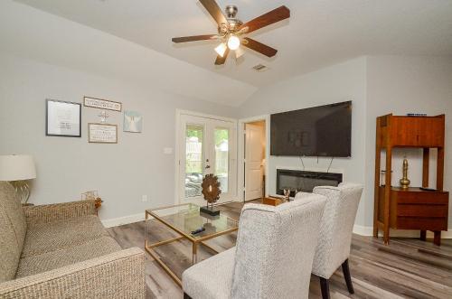 Shared lounge/TV area, House 3 years old, Close to mall, Restaurants, IAH in Atascocita Shared lounge/TV area, House 3 years old, Close to mall, Restaurants, IAH in Atascocita