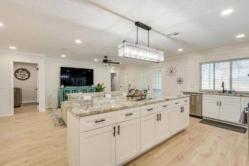 Spring Hill Home with Pool, BBQ Grill and Outdoor TV! in Spring Hill (Florida) Spring Hill Home with Pool, BBQ Grill and Outdoor TV! in Spring Hill (Florida)