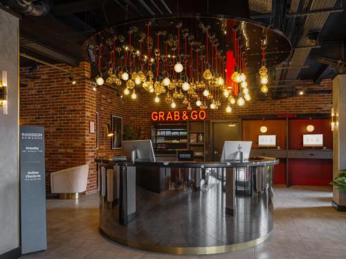 Előcsarnok, Radisson RED London Gatwick Airport in Gatwick Airport Előcsarnok, Radisson RED London Gatwick Airport in Gatwick Airport