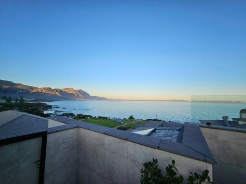 Central - Whale Watching Paradise -Self check in in Hermanus Central - Whale Watching Paradise -Self check in in Hermanus