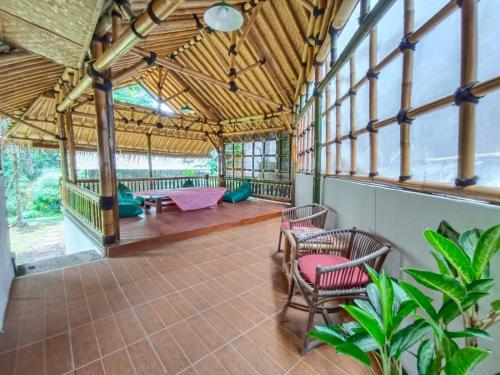 Varanda/terraço, Bamboo Sanctuary Pancawati Resort Bogor in Caringin Varanda/terraço, Bamboo Sanctuary Pancawati Resort Bogor in Caringin