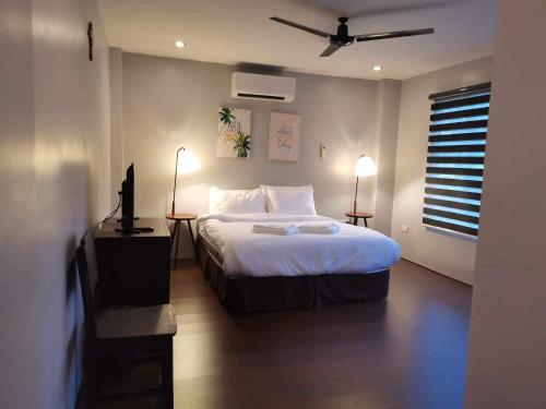 Bed, RedDoorz @ Kopinos Tourist Inn Hotel in Del Carmen Bed, RedDoorz @ Kopinos Tourist Inn Hotel in Del Carmen
