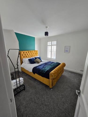 Light-Filled 3-Bedroom Apartment in Liverpool sleep 7