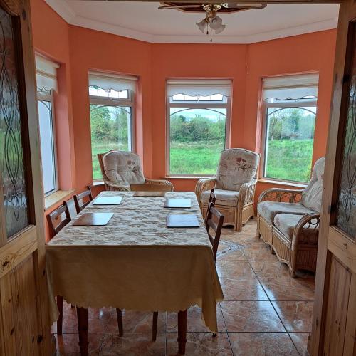 Spacious 6-Bed House 10 minutes from Knock Airport in Ballaghadereen Spacious 6-Bed House 10 minutes from Knock Airport in Ballaghadereen