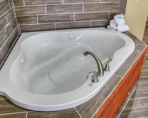 Hot tub, Comfort Suites Plymouth near US-30 in Plymouth (IN) Hot tub, Comfort Suites Plymouth near US-30 in Plymouth (IN)