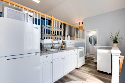 Walk to Lake Hiram Hideaway with Shared Gazebo! in Hiram (GA) Walk to Lake Hiram Hideaway with Shared Gazebo! in Hiram (GA)