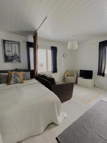 Bed, Unique wood house apartment, FREE PARKING, 2 BIKES AVAILABLE in Itaharju Bed, Unique wood house apartment, FREE PARKING, 2 BIKES AVAILABLE in Itaharju