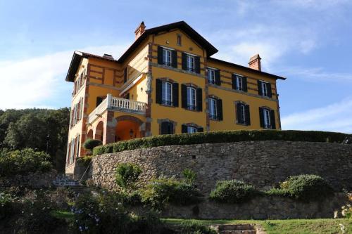 Le Château de la Mère (Le Chateau de la Mere) in Grimaud Le Château de la Mère (Le Chateau de la Mere) in Grimaud