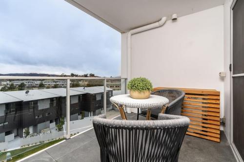 شرفة/ تراس, 2BR 2BA Greenway Apt with Views - Hosted by CanStay in تاجيرانونج شرفة/ تراس, 2BR 2BA Greenway Apt with Views - Hosted by CanStay in تاجيرانونج