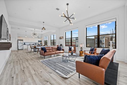 Guestroom, Expansive 3BR with Pool Table - Easy Access to NYC in Harrison (NJ) Guestroom, Expansive 3BR with Pool Table - Easy Access to NYC in Harrison (NJ)