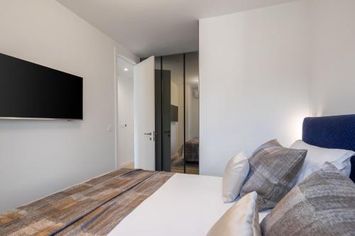 Enjoyer - Seafront apartment with PRIVATE Heated POOL and terrace