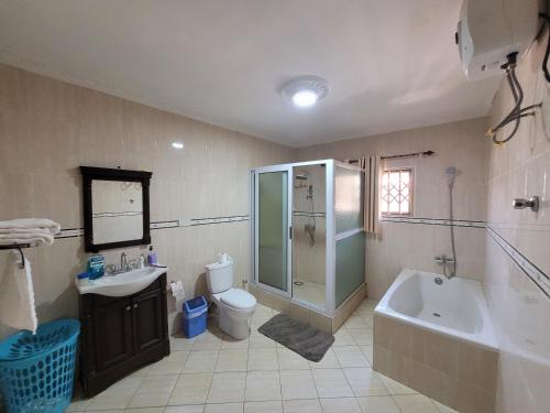 حمام, Stylish House with Generator - Tema Community 25 in Dawhenya حمام, Stylish House with Generator - Tema Community 25 in Dawhenya