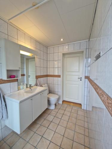 חדר אמבטיה, Cozy Retreat in the Heart of Ålesund (Cozy Retreat in the Heart of Alesund) in אלסונד חדר אמבטיה, Cozy Retreat in the Heart of Ålesund (Cozy Retreat in the Heart of Alesund) in אלסונד